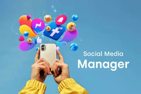 Ręce trzymające smartfon, otoczone ikonami mediów społecznościowych, symbolizują pracę social media managera.