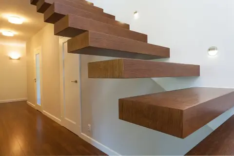 Escalier flottant en bois, une idée pour comment vitrifier un escalier et lui donner un aspect moderne et lumineux.