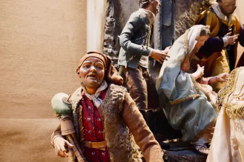 Statue di un presepe napoletano, con figure che sembrano raccontare proverbi sulla morte napoletani.