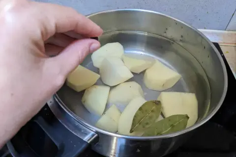 Dodaję ziarnko pieprzu do ziemniaków w garnku, by nadać im smak. Tak gotuję ziemniaki do sałatki.