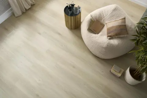 Jasne, jasne drewniane deski podłogowe, idealne do salonu. Czy to panel winylowy czy laminowany?