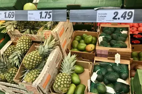 Ananasy, mango i awokado na sprzedaż. Ceny owoców mogą pomóc oszacować, ile kosztuje obiad na Malcie.