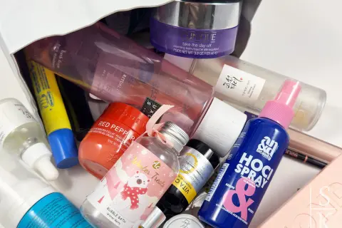Eine bunte Sammlung von bht kosmetik Produkten, darunter Cremes, Sprays und Seren, für eine umfassende Hautpflege.