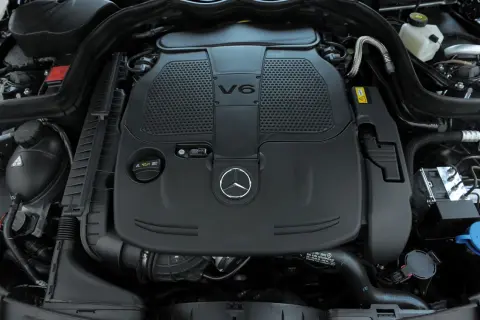 Silnik V6 w Mercedesie C Klasa W204, gotowy do pracy.