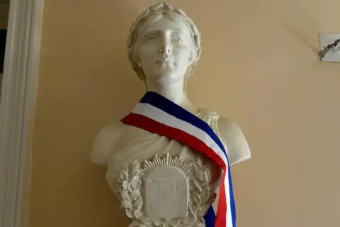 Buste de Marianne, symbole signification français, portant l'écharpe tricolore.