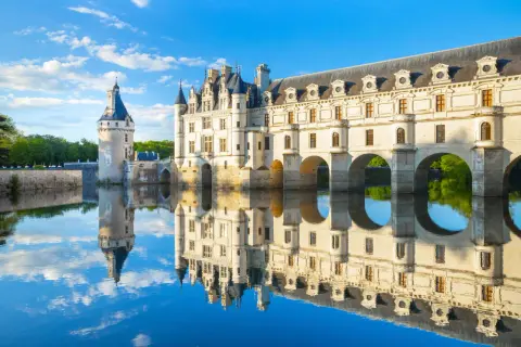 Le château de Chenonceau se reflète dans l'eau, un lieu idéal pour une visite paisible.