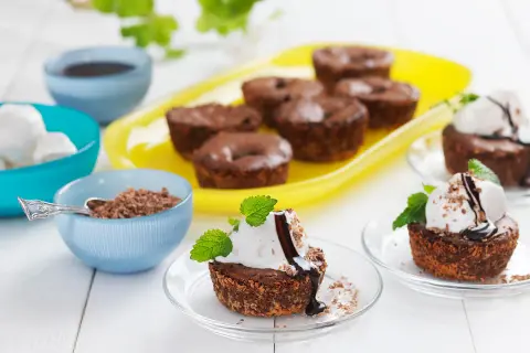 Kladdkakemuffins recept: Mjuka chokladmuffins med glass, chokladsås och mynta. Perfekt för fikat!