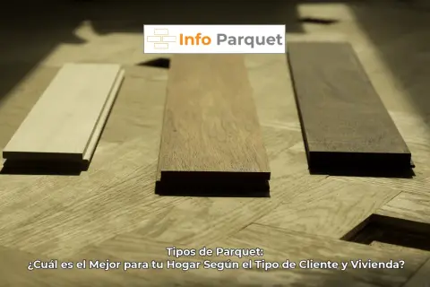Tres tablones de diferentes tipos de parquet, uno claro, uno medio y uno oscuro, sobre un suelo de parquet ya instalado.