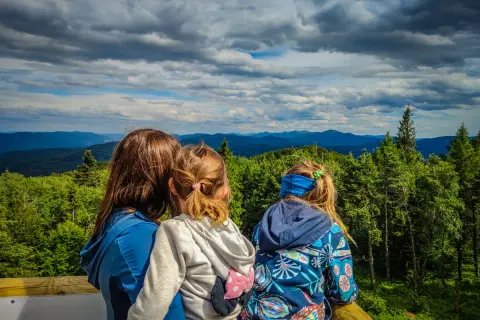 Rodzina podziwia widok na Bieszczady. To wspaniałe atrakcje dla dzieci, które pokochają górskie wędrówki i piękne krajobrazy.