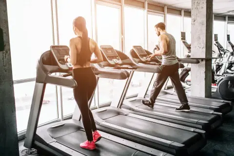 Cardio na siłowni: Wybierz najlepszą maszynę i trening dla siebie