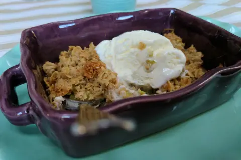 En härlig glutenfri rabarberpaj med en klick vaniljglass. Perfekt för en sommardessert.