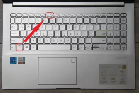 Klawisz F6 z ikoną ekranu służy do wyłączenia ekranu dotykowego w laptopie. Naciśnij Fn+F6, aby wyłączyć ekran dotykowy.