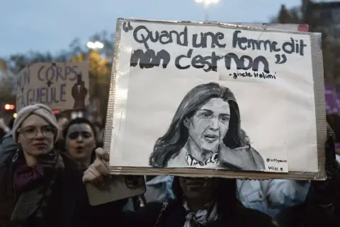 Manifestation féministe. Une pancarte montre le portrait de Gisèle Halimi et la citation "Quand une femme dit non c'est non", rappelant l'importance de refuser toute forme de viol.