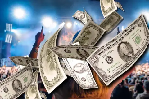 Geldregen über einem Konzertpublikum, das zeigt, wie man mit Musik Geld verdienen kann.