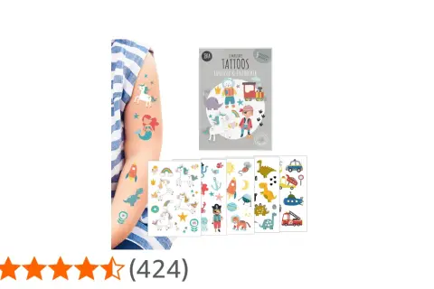 Ausgefallene Tattoos für Kinder: Ein Arm mit temporären Tattoos von Raketen, Einhörnern und Meerjungfrauen. Die Packung zeigt weitere Motive wie Dinosaurier und Piraten.