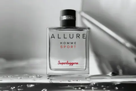 Flakon Chanel Allure Homme Sport z kroplami wody. Zapach dla mężczyzn, który podkreśla dynamikę i elegancję.