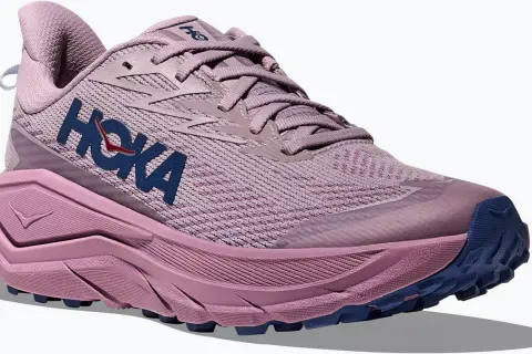Różowe buty do biegania Hoka z granatowym logo. Idealne dla kobiet, które szukają komfortu i wsparcia w swoim rankingu obuwia sportowego.