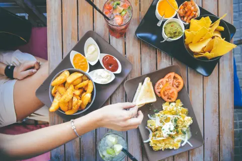 Obżarstwo w najlepszym wydaniu: frytki, nachos, jajecznica i drinki. Prawdziwa uczta dla zmysłów!