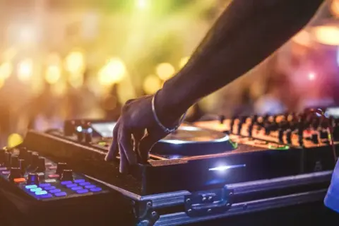 Ile kosztuje DJ na imprezę? Ceny, które zaskoczą i pomogą w wyborze