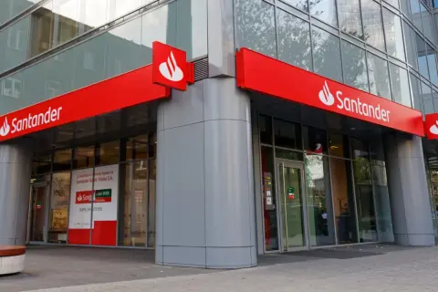 Nowoczesny budynek banku Santander z czerwonymi neonami. Wkrótce zmiana nazwy na Santander Bank Polska S.A.