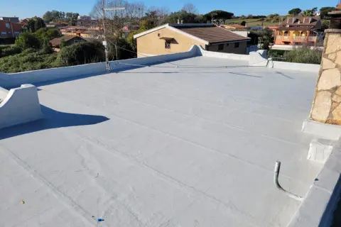 Tetto piano con impermeabilizzazione su guaina ardesiata, protetto da intemperie e sole.