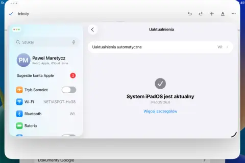 Na ekranie iPada widoczna jest informacja "System iPadOS jest aktualny", wersja iPadOS 26.0.