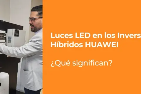 Hombre interactuando con un inversor híbrido HUAWEI, mostrando las luces LED.