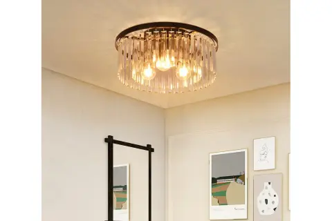 Eleganckie lampy sufitowe do sypialni inspiracje: kryształowy żyrandol rozświetla wnętrze, dodając blasku.