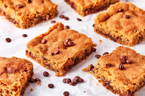 Saftige Blondies mit Schokostückchen, perfekt für Ihr nächstes blondies rezept. Goldbraun gebacken und unwiderstehlich lecker.