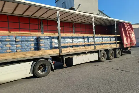 Naczepa ciężarówki załadowana workami cementu. Zastanawiasz się, ile waży paleta?