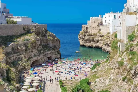 Piękna plaża w Polignano a Mare, idealne miejsce na relaks po podróży z Bari.