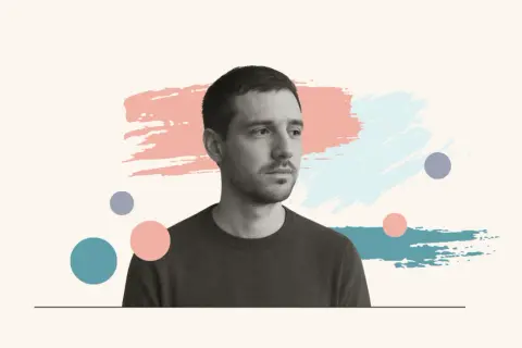 Mężczyzna wpatrzony w dal, otoczony abstrakcyjnymi pociągnięciami pędzla i kółkami. Jego spojrzenie sugeruje głębokie emocje samoświadomościowe.
