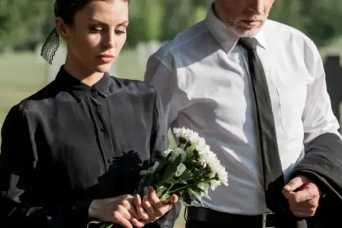 Ile kosztuje piwniczka na cmentarzu? Ceny i ważne informacje