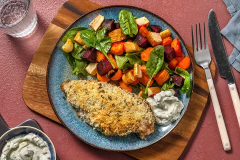Panerad fisk med ugnsrostade rotfrukter och en fräsch sallad. Perfekt mat utan kolhydrater för en hälsosam måltid.
