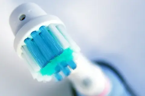 Jaką szczoteczkę elektryczną wybrać, aby uniknąć problemów z zębami?