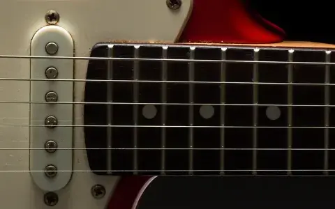 Gitara elektryczna: 6, 7, 8 czy 12 strun? Wybierz idealną!