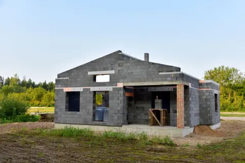 Budowa domu z keramzytu. Brak ocieplenia i wykończenia ścian to widoczne wady.