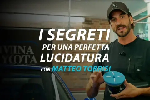 Matteo Torrisi mostra i segreti per una perfetta lucidatura auto professionale, tenendo in mano un tampone lucidante.