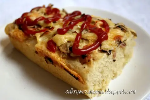 Ile piec pizzę na cieście drożdżowym? Odkryj czas i temp. na chrupiący spód!