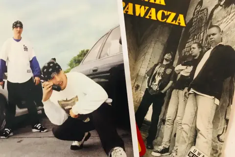 Chłopaki w bandanach pozują przy samochodzie i na tle graffiti. Jeden z nich trzyma telefon, jakby nagrywał diss.
