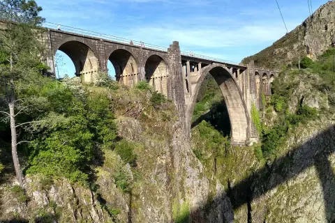 El mirador de Gundian ofrece vistas espectaculares de este imponente viaducto de piedra, cruzando un profundo cañón verde.