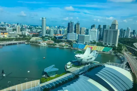 Widok na Marina Bay w Singapurze z futurystyczną architekturą i wodą.