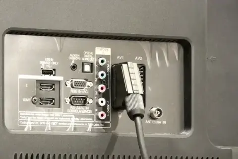 Jakim kablem podłączyć dekoder do telewizora, aby uniknąć problemów?