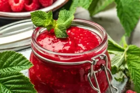 Aksamitny dżem malinowy bez pestek: przepis krok po kroku