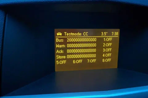 Wyświetlacz testowy w Astrze H pokazuje statusy błędów: Bus, Warn, Ack, Store i numery od 1 do 8.