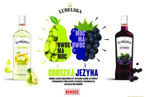 Dwie butelki wódki Lubelska: gruszkowa i jeżynowa, obok owoców i napisu "Moc Owoców".