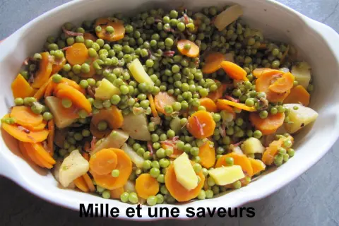 Jardinière de légumes colorée, avec des petits pois, des rondelles de carottes et des morceaux de pommes de terre, prête à être dégustée.