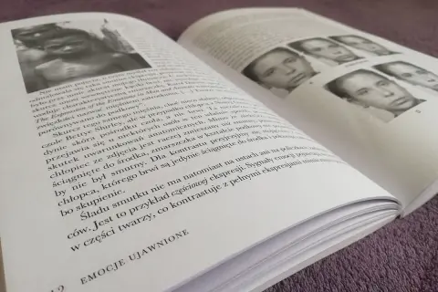 Paul Ekman: Emocje ujawnione. Książka z analizą wyrazów twarzy, porównująca zdjęcia dzieci i dorosłych, badająca subtelne sygnały emocji.