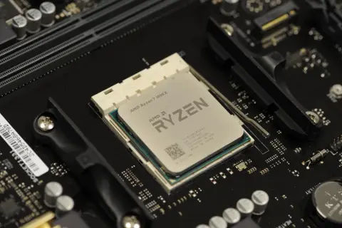 AMD Ryzen 7 1800X Prozessor auf einem Mainboard.