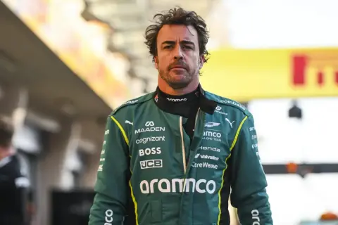 Fernando Alonso, piloto de F1, con su traje verde de Aston Martin.